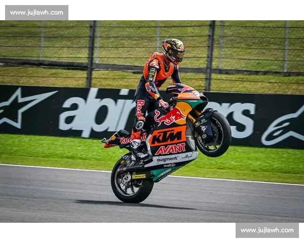 Moto3 马来西亚站出场圈事故:两车手送医,赛事紧急缩减 Moto3 马来西亚站出场圈事故:两车手送医,赛事紧急缩减